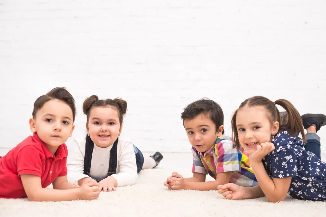 Crianças pequenas aprendendo inglês